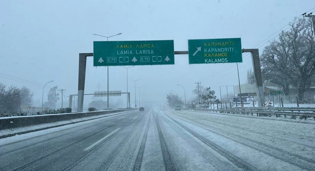 Πυκνές χιονοπτώσεις έως τα πεδινά της Αττικής τις επόμενες ώρες - Τι θα παραμείνει αναλυτικά κλειστό την Δευτέρα