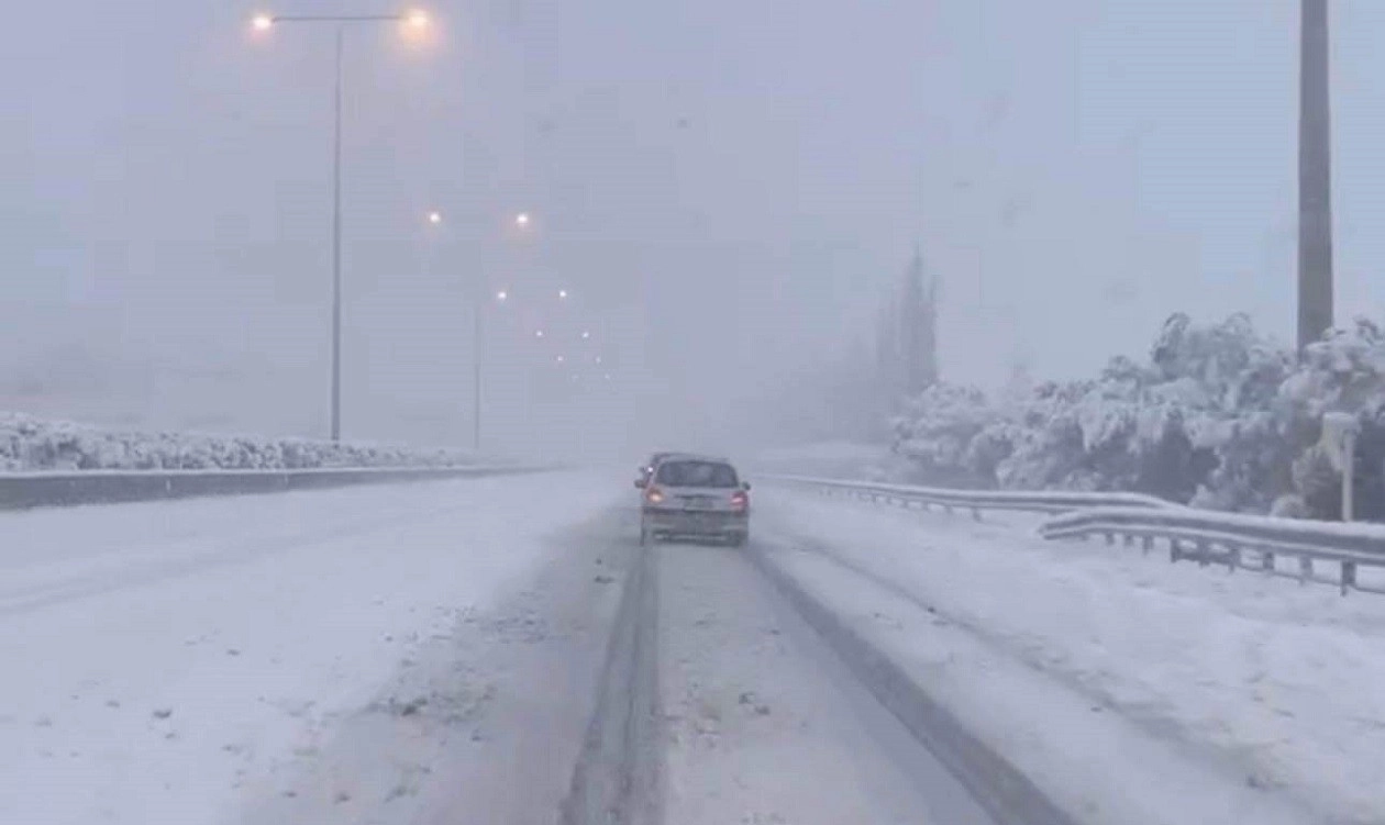 Χιόνια στην Αττική : Έκλεισε η Αττική Οδός (video)