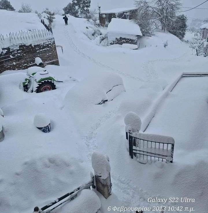 Εύβοια : Που χρειάζονται αλυσίδες και που παρατηρούνται προβλήματα - Πυκνό χιόνι έπεσε και στην Χαλκίδα