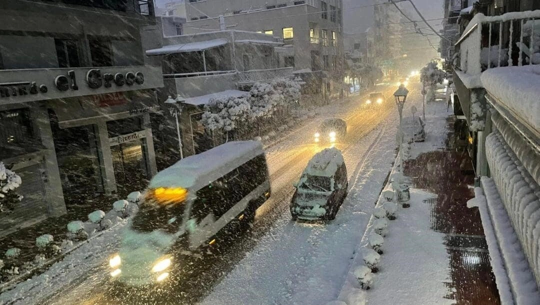 Στα λευκά η πόλη του Βόλου. Δείτε εικόνες.