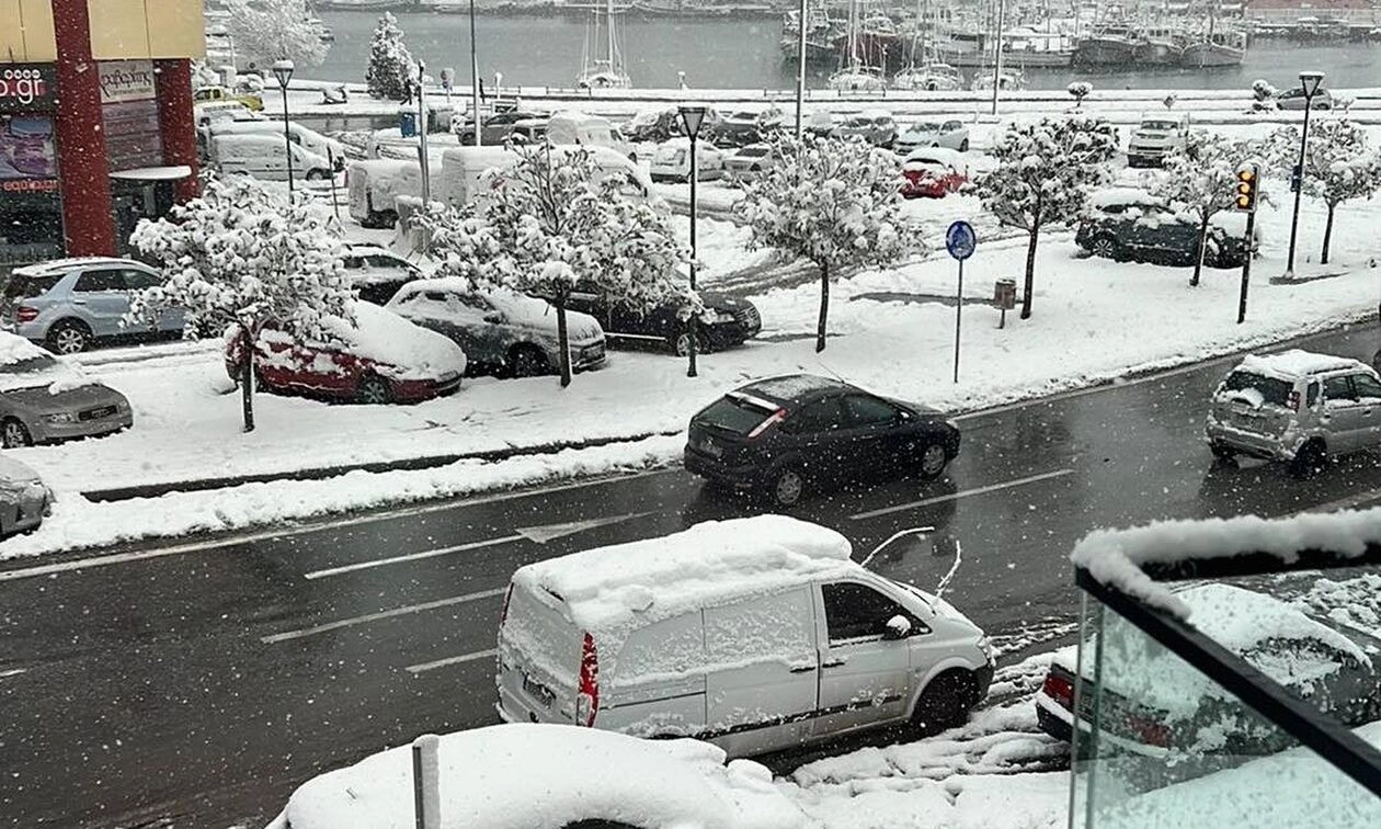 Χωρίς ρεύμα χωριά στο Νότιο Πήλιο - Κλειστή η ΠΑΘΕ στην Μαγνησία για όλα τα φορτηγά λόγω των χιονοπτώσεων στον Βόλο