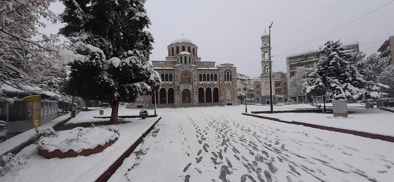Βόλος : Μόνο με αλυσίδες η κυκλοφορία στους δρόμους - Κλειστά σχολεία και υπηρεσίες