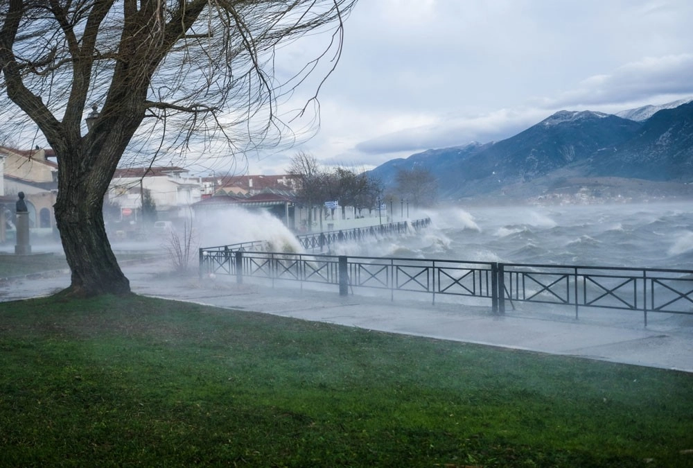 Τοπικές βροχές και καταιγίδες στην Βόρεια και Δυτική Ελλάδα. Ηλιοφάνεια στην υπόλοιπη χώρα.