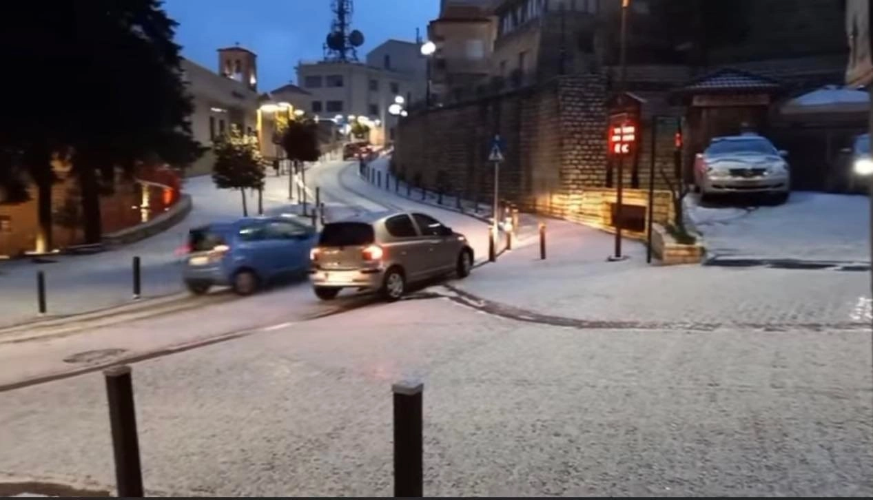 Ισχυρή χαλαζόπτωση στο Καρπενήσι. Δείτε το Βίντεο.