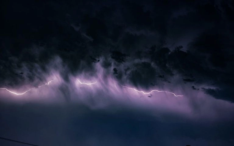 Ραγδαία η επιδείνωση του καιρού τις επομενες ώρες με βροχές και χιονοπτώσεις. 