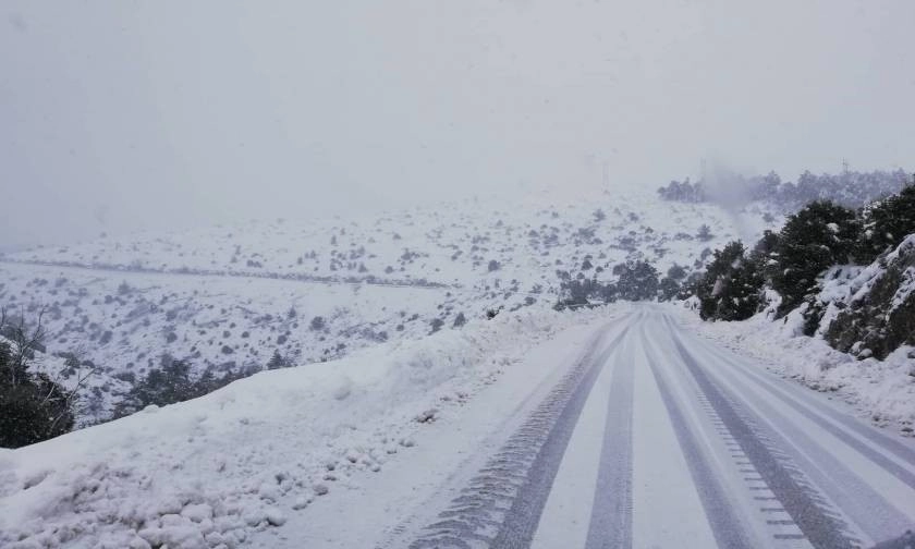 Ραγδαία πτώση της θερμοκρασίας χιόνια στην Πάρνηθα - Πεντέλη πιθανή καταιγίδα στα πεδινά του Νομού.