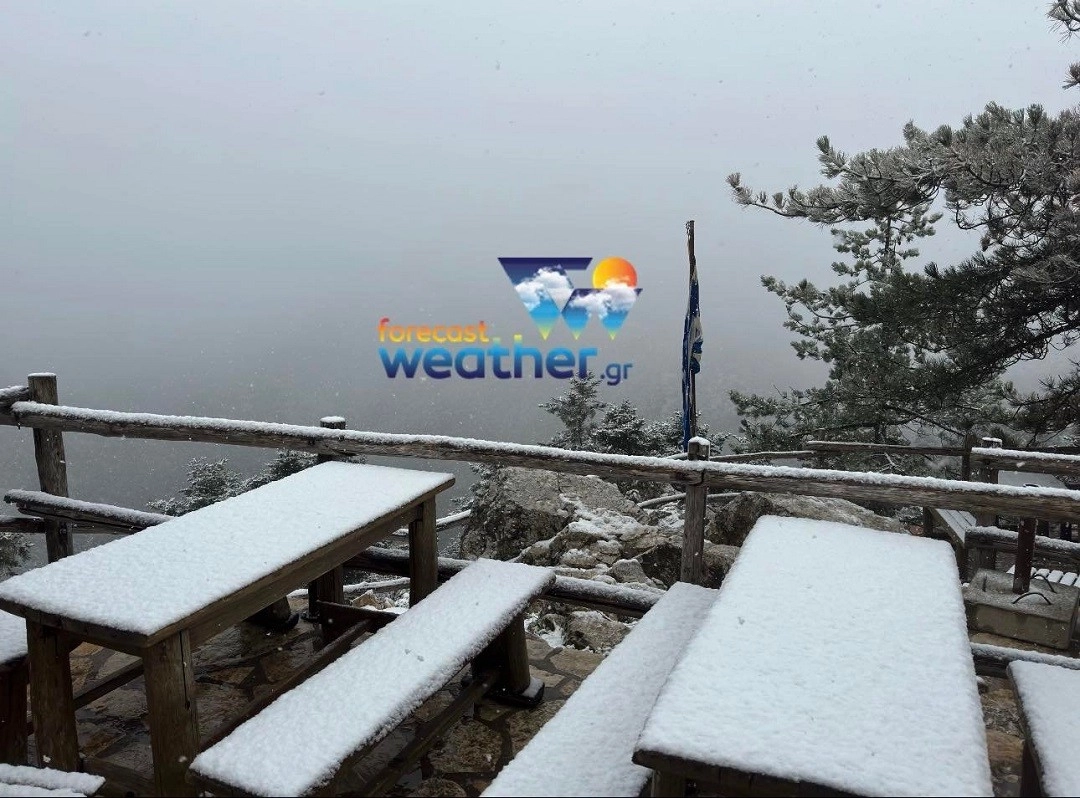 Χιονοκαταιγίδα στην Πάρνηθα τώρα.