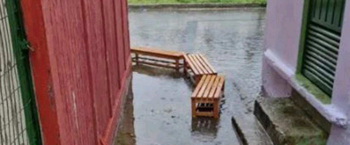 Εικόνες ντροπής στα Τρίκαλα : Πλημμύρισε νηπιαγωγείο και έφτιαξαν αυτοσχέδια γέφυρα με...παγκάκια για να βγάλουν τα παιδιά