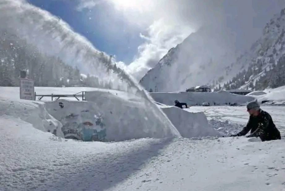 Δυτικές ΗΠΑ : Ρεκόρ χιονόστρωσης στα βουνά της Γιούτα και της Καλιφόρνια : Πάνω από 22 μέτρα έφτασε το ύψος του χιονιού 