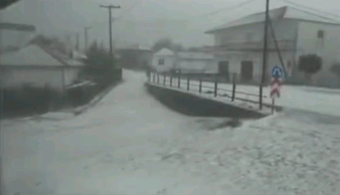 Σφοδρή χαλαζόπτωση πριν από λίγο στην Συκιά Ημαθίας - Φόβοι για μεγάλες καταστροφές στις καλλιέργειες (video)