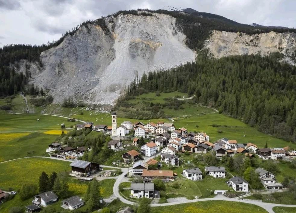 Δύο εκατομμύρια κυβικά μέτρα βράχου απειλούν το χωριό Μπρίντς στην Ελβετία αναγκάζοντας τους κατοίκους να εγκαταλείψουν τα σπίτια τους