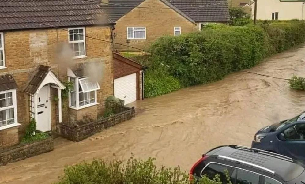 Καταρρακτώδεις βροχές στην νότια Αγγλία προκάλεσαν χθες εκτεταμένες πλημμύρες και κατολισθήσεις