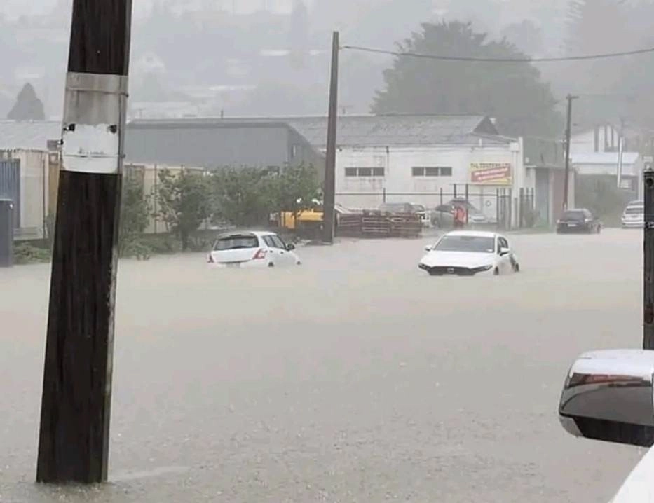 Σφοδρές βροχοπτώσεις στην Νέα Ζηλανδία : Πλημμύρες και σοβαρές ζημιές στο Όκλαντ με έναν νεκρό