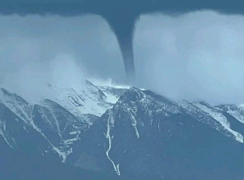 ΗΠΑ : Εξαιρετικά σπάνιος ανεμοστρόβιλος καταγράφηκε την περασμένη Τρίτη στις οροσειρές της δυτικής Μοντάνα