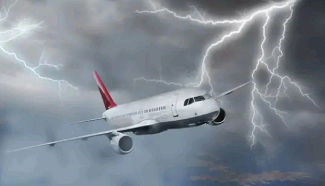 Παρολίγον τραγωδία πάνω από το αεροδρόμιο της Σικελίας όταν αεροσκάφος της Ryanair χτυπήθηκε και υπέστη ζημιές από κεραυνό