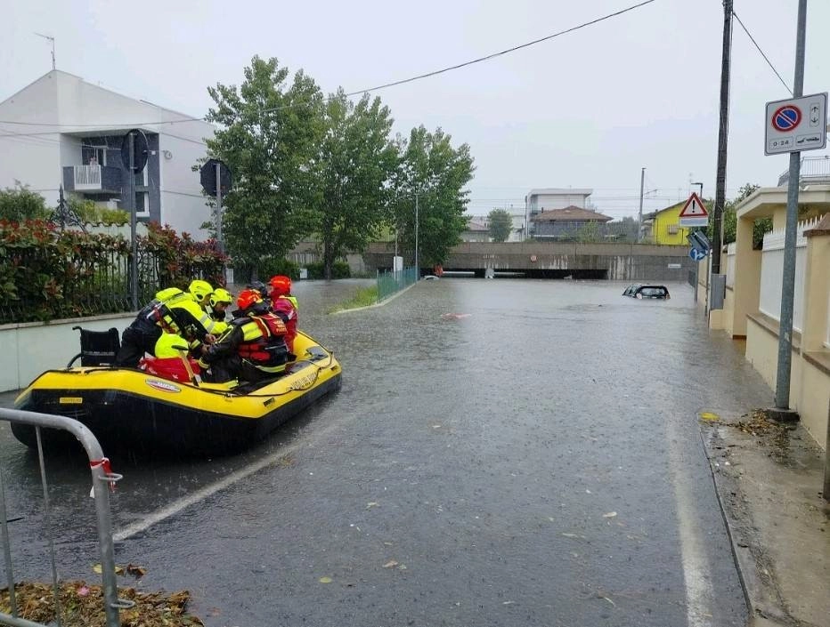 Ιταλία : Σοβαρά προβλήματα σε πολλές περιοχές της χώρας από τις καταρρακτώδεις βροχές - 1.000 άνθρωποι εγκατέλειψαν τα σπίτια τους (video)