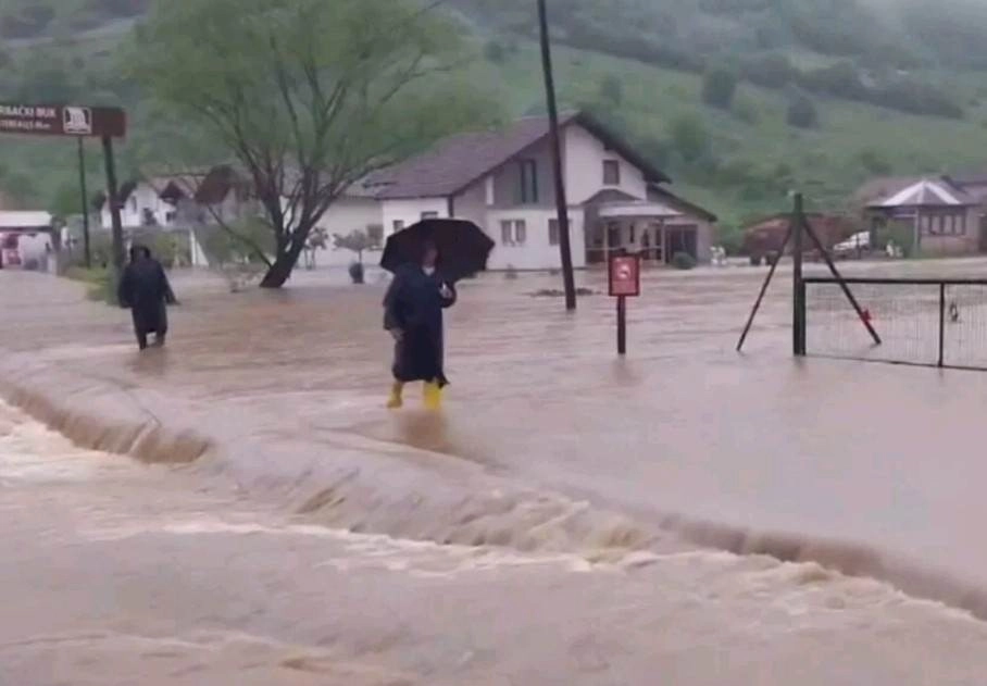 Σε κατάσταση εκτάκτου ανάγκης αρκετές περιοχές στην Βοσνία - Ερζεγοβίνη από την υπερχείλιση των ποταμών