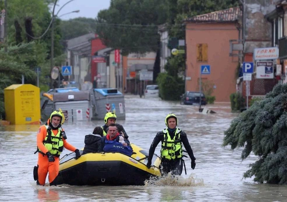Ιταλία : 500 χιλιοστά σε 36 ώρες, 9 νεκροί, πάνω από 10.000 εγκατέλειψαν τα σπίτια τους και 50.000 άνθρωποι έχουν μείνει χωρίς ρεύμα