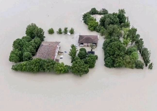 Ιταλία : Απροσδιόριστος ο αριθμός των αγνοουμένων στην Αιμίλια Ρομάνια και χιλιάδες άστεγοι από τις πλημμύρες και τις κατολισθήσεις