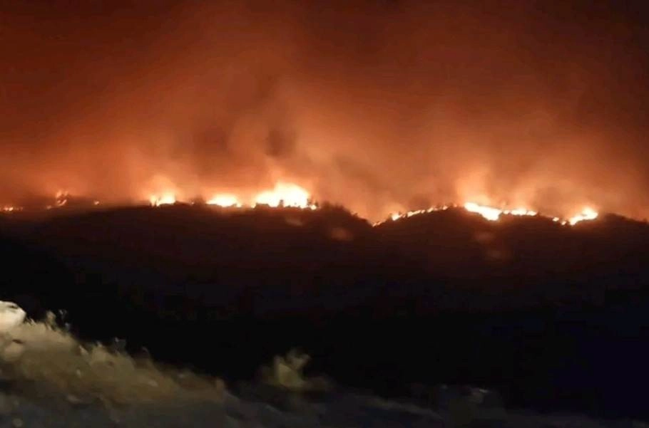 Ισπανία : Πύρινα μέτωπα ανάγκασαν 550 ανθρώπους να εγκαταλείψουν τα σπίτια τους - Πρόκειται για καθαρό εμπρησμό λένε οι αρχές