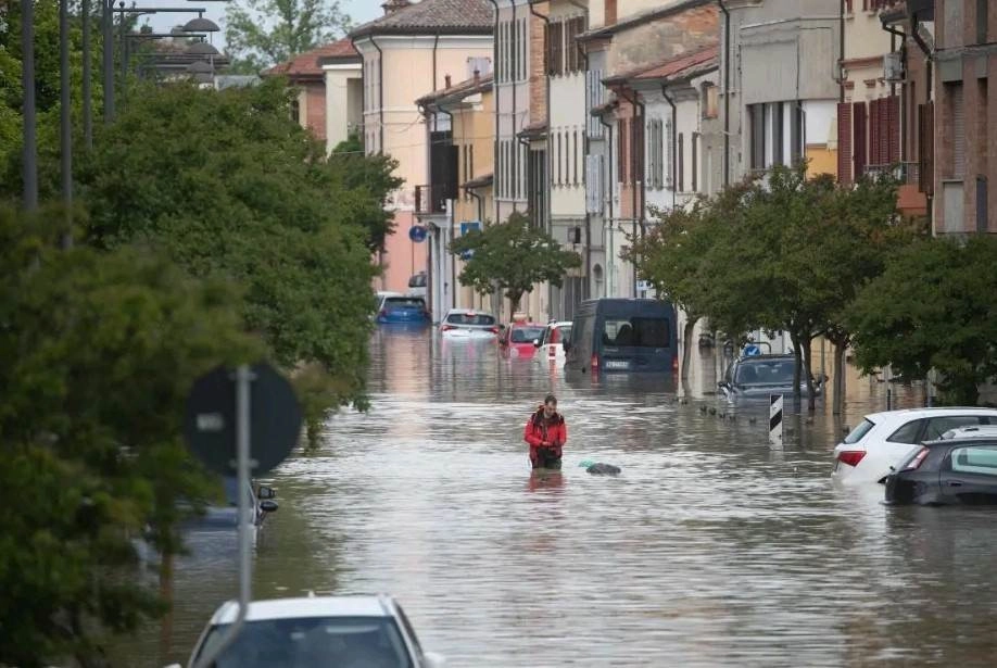Ιστορικό ρεκόρ στην Ιταλία : Έπεσαν 350 εκατομμύρια κυβικά μέτρα νερού στην Αιμίλια Ρομάνια μέσα σε λίγες ημέρες