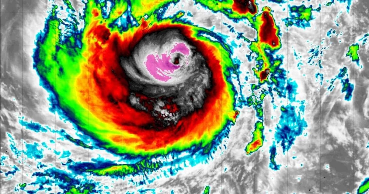 Γκουάμ : Ο τυφώνας Mawar έριξε πάνω από 600 χιλιοστά βροχής και οι σφοδροί άνεμοι πέταξαν ολόκληρα αυτοκίνητα στον αέρα 