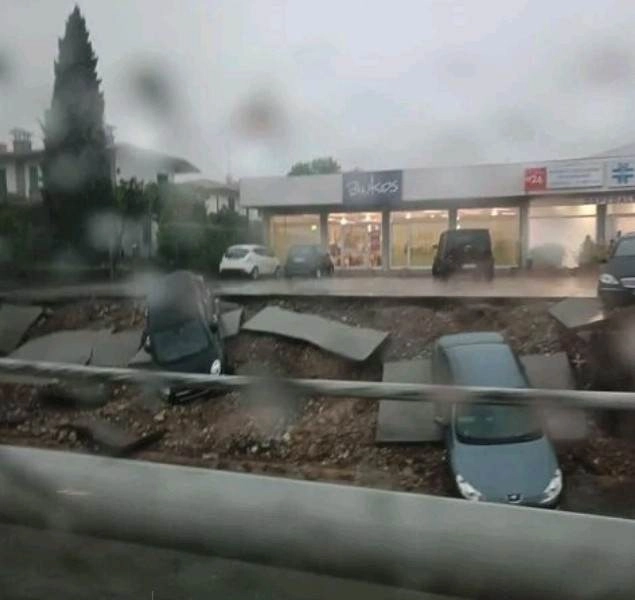 Ιταλία : Σφοδρή χαλαζόπτωση στην Φλωρεντία και ένας νεκρός στην Καμπανία από τις ισχυρές βροχές (video)