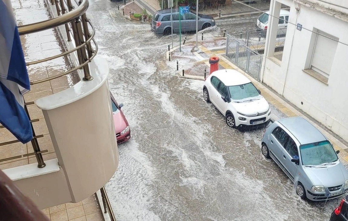 Σφοδρή χαλαζόπτωση στην Πτολεμαϊδα προκάλεσε ζημιές και πλημμύρες μετά από το ξέσπασμα ισχυρής καταιγίδας