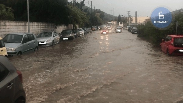 Πλημμύρισαν δρόμοι στην Ρόδο από τις ισχυρές καταιγίδες που έπληξαν το νησί