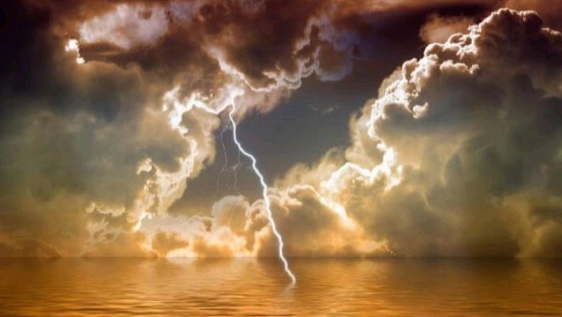 Σκοτώθηκε 26χρονος βρετανός τουρίστας από κεραυνό το μεσημέρι σε παραλία της Ρόδου