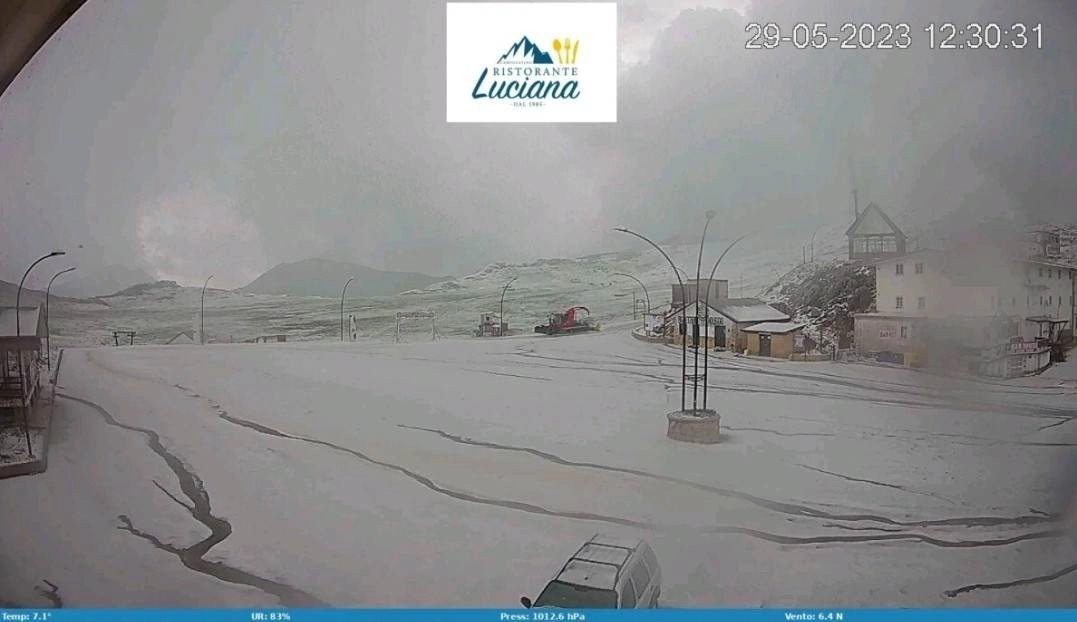 Όχι δεν πρόκειται για χιόνι αλλά για ακραία χαλαζόπτωση που έπληξε περιοχή στο Λάτσιο της Ιταλίας