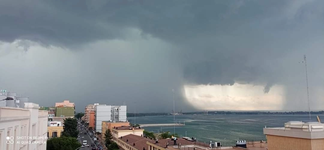 Ιταλία : Έπεσαν 120 χιλιοστά βροχής μέσα σε μόλις μισή ώρα στην πόλη Τάραντα προκαλώντας σοβαρές πλημμύρες (video)