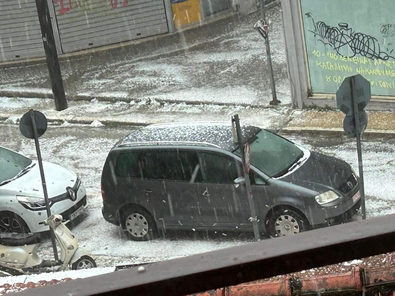 Σφοδρή χαλαζόπτωση ξέσπασε τις μεσημεριανές ώρες στην πόλη των Ιωαννίνων προκαλώντας πλημμύρες (εικόνες & video)