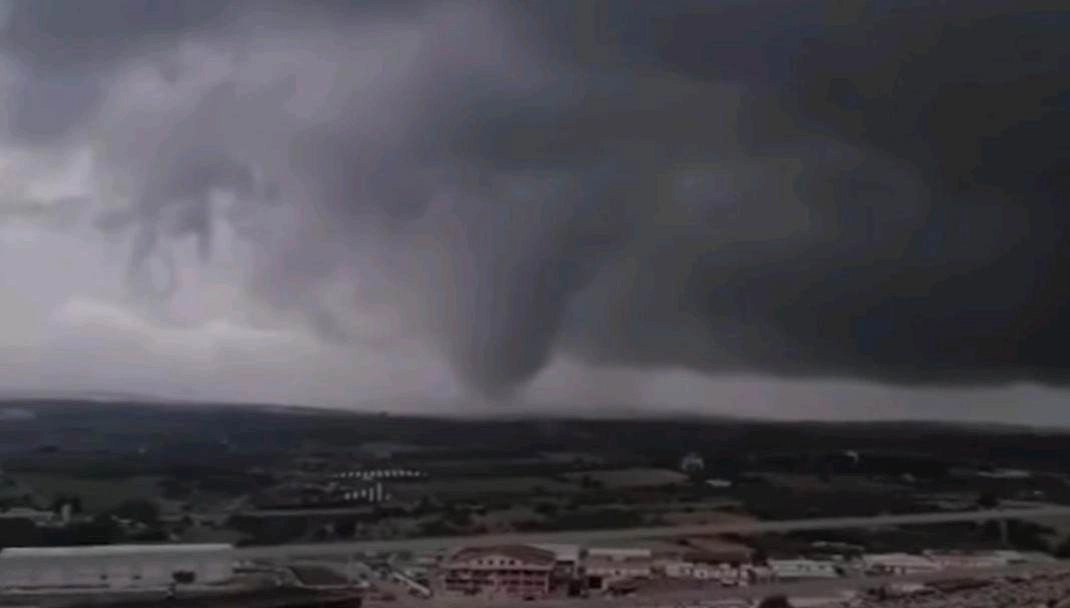 Ιταλία : Τεράστιος ανεμοστρόβιλος καταγράφηκε το απόγευμα της Τρίτης στην Περιφέρεια Απουλία - Φόβοι για μεγάλες καταστροφές