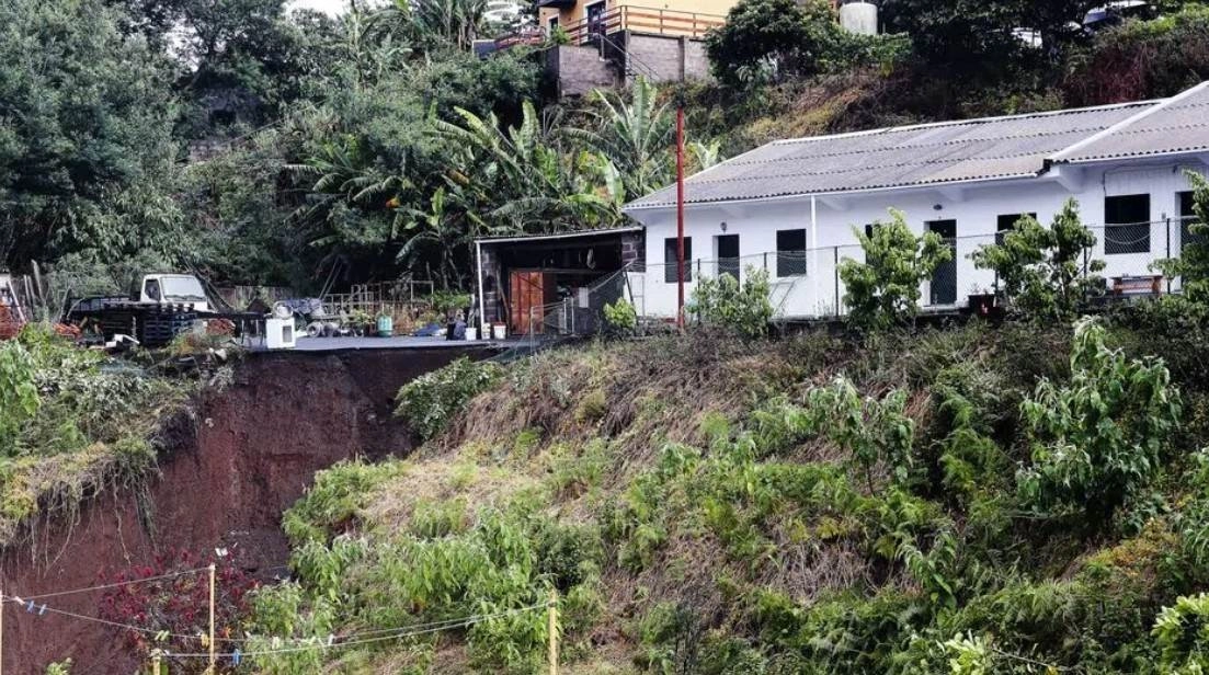 Πορτογαλία : Έπεσαν 600 χιλιοστά βροχής σε μόλις 24 ώρες στην Μαδέρα προκαλώντας σοβαρές πλημμύρες και κατολισθήσεις