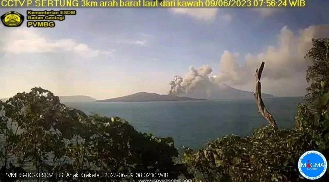 Ινδονησία : Ξαφνική έκρηξη του ηφαιστείου Άνακ Κρακατόα εκτοξεύοντας μία τεράστια στήλη τέφρας σε υψόμετρο 3.000 μέτρων