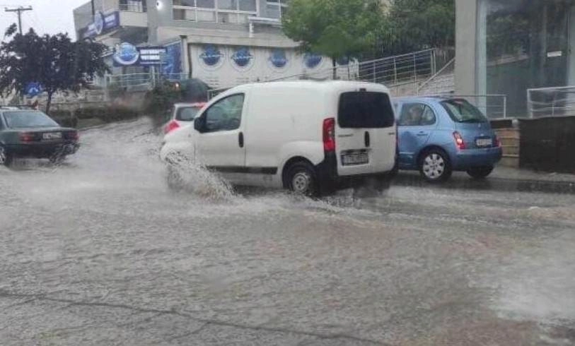 Καταρρακτώδης βροχή το απόγευμα στην Θεσσαλονίκη μετέτρεψε σε ποτάμια τους δρόμους - Δεκάδες κλήσεις για απάντληση υδάτων (vid)