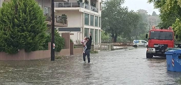 Τρίκαλα : Έβγαζε τα παιδιά η Πυροσβεστική από το 10ο Δημοτικό Σχολείο Τρικάλων που πλημμύρισε από την ισχυρή βροχόπτωση