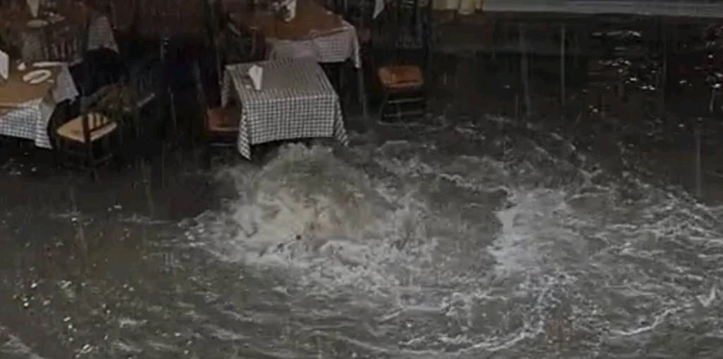 Κέρκυρα : Βενετία έγινε η Σπηλιά από την ισχυρή βροχόπτωση μετά από το ξεχείλισμα των φρεατίων γεμίζοντας οι δρόμοι και λύματα (video)