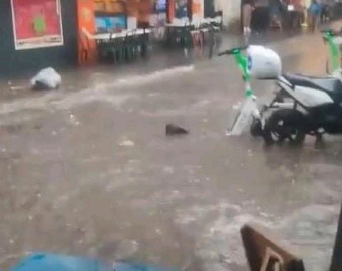 Γαλλία : Σοβαρές πλημμύρες προκλήθηκαν στο Παρίσι την Κυριακή από τις καταρρακτώδεις βροχές που μετέτρεψαν σε ποτάμια τους δρόμους