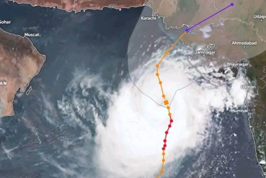Σε κατάσταση εκτάκτου ανάγκης το Πακιστάν εξαιτίας του τροπικού κυκλώνα Μπιπάρτζοϊ - 80.000 άνθρωποι εγκαταλείπουν τα σπίτια τους