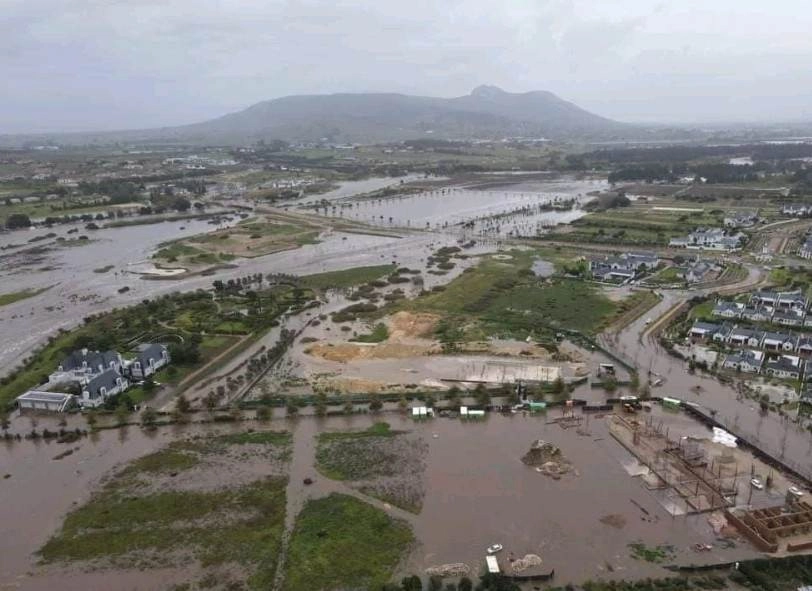Σφοδρές βροχοπτώσεις πλήττουν την Νότια Αφρική : Κατολισθήσεις και πλημμύρες στο Κέιπ Τάουν