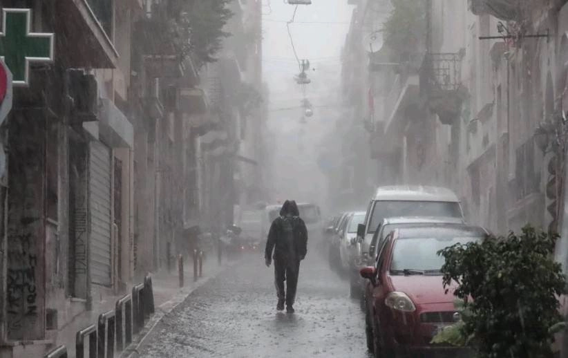 Σε ποτάμια μετατράπηκαν οι δρόμοι στα βόρεια και δυτικά προάστια της Αττικής το απόγευμα της Παρασκευής από την ισχυρή καταιγίδα