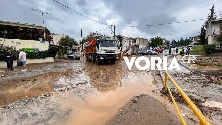 Απεγκλωβισμοί, πλημμύρες και εικόνες καταστροφής από τις καταρρακτώδεις βροχές που έπληξαν την Θεσσαλονίκη (video)