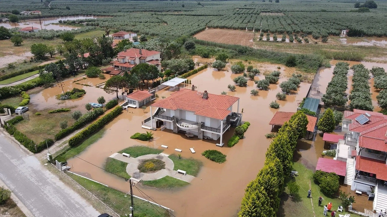 Πλημμύρες και δρόμοι ποτάμια και στην Χαλκιδική : Που έχει διακοπεί η κυκλοφορία των οχημάτων - Κινδύνεψε οδηγός (video)
