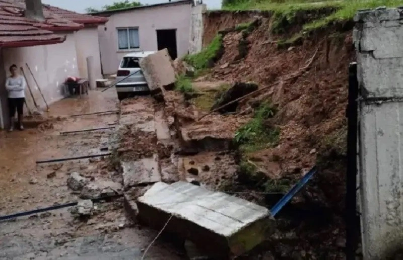 Κοζάνη : Πλημμύρισαν σπίτια από την ισχυρή βροχόπτωση στην Εορδαία - Τοιχίο καταπλάκωσε αυτοκίνητο