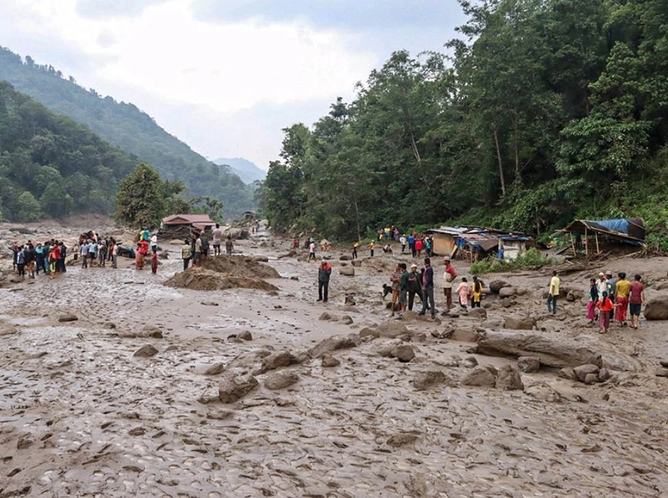 Φονικές πλημμύρες προκάλεσαν οι μουσώνες στο Ανατολικό Νεπάλ : Δεκάδες νεκροί και αγνοούμενοι - Κατέρρευσαν δρόμοι και γέφυρες