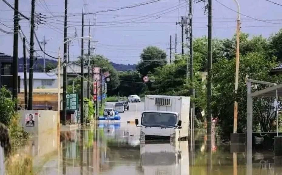 Καταρρακτώδεις βροχές στην Ιαπωνία προκάλεσαν εκτεταμένες πλημμύρες, υπερχειλίσεις ποταμών και μεγάλες κατολισθήσεις