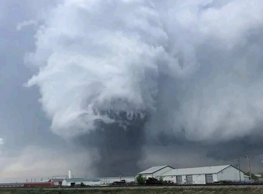 Ανεμοστρόβιλος σε περιοχές του Καναδά κατέστρεψε χθες ολοσχερώς σπίτια, σκότωσε δεκάδες ζώα και τραυμάτισε αρκετούς ανθρώπους
