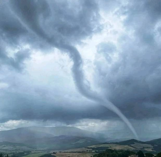 Ιταλία : Τεράστιος ανεμοστρόβιλος καταγράφηκε χθες το απόγευμα στην Σιένα - Πλημμύρες σημειώθηκαν σε περιοχές της Ρώμης